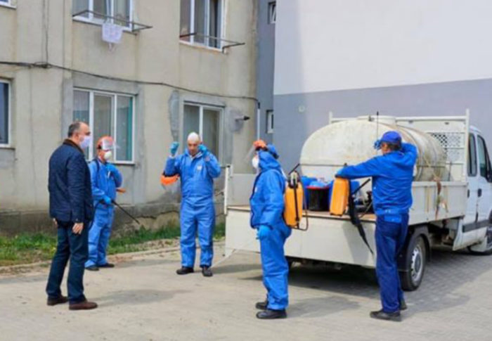 Măsuri de combatere a răspândirii COVID-19, la Bistrița: Peste 1370 de scări de bloc, dezinfectate