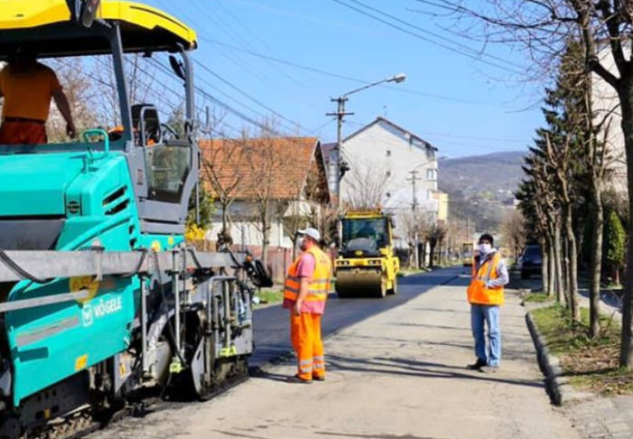 Asfaltări pe străzile din Bistrița. Unde se lucrează?