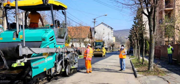 Asfaltări pe străzile din Bistrița. Unde se lucrează?