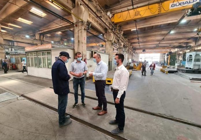 Conectarea zonei industriale la pista de cicliști, o idee discutată de Cristian Niculae cu muncitorii bistrițeni